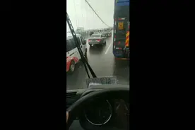 台风期间南沙大桥十多辆车连环追尾