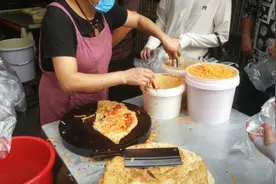 怀化舞水路二中门口的一位阿姨摆摊卖早餐，尽然那么多人排队购买视频封面