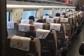高铁动车乘务员一个月的工资大概有多少？看完可算是知道了视频封面