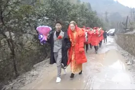 湖南小伙下雨天结婚，豪车不坐，牵着新娘走路回家，蛮浪漫的视频封面