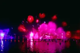 泉城夜宴明湖秀：大明湖畔我的家，这里风景四季如画！视频封面