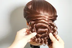 一头长发夏天怎样扎好看，不热？教你一款扎法，简单好学，还百搭