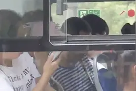 令人作呕！猥琐男公交车上做不雅行为，尺度之大吓坏女乘客视频封面