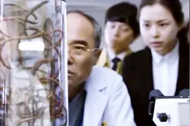 美女捡到一瓶奇怪的虫子，放在实验室研究，却不知危险即将到来!视频封面