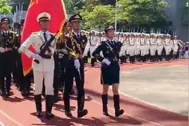 偶遇三军仪仗队，三色军装意气风发，排头的小姐姐太有气质了