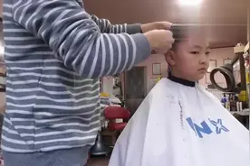 小帅哥也追逐潮流剪了个背头，两边剃光光，看着超有型