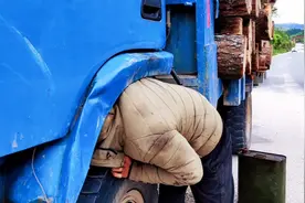 开车到半路没油了怎么办？叫朋友送油来 他说我真好玩 什么意思