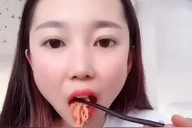 女神吃火鸡面VS女汉子吃火鸡面：长痘算啥，就是长痔疮我也得吃！视频封面