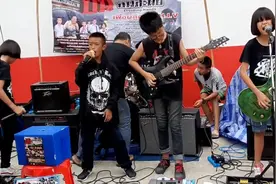 国外儿童乐队现场演奏，这么小就会金属嗓  牛批视频封面