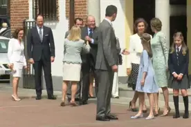 西班牙王室：索菲亚公主身穿校服，气质不输姐姐多少，都很可爱啊视频封面