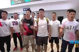 火车站送老兵，现场突然唱响《驼铃》感动落泪，高呼若有战召必回视频封面