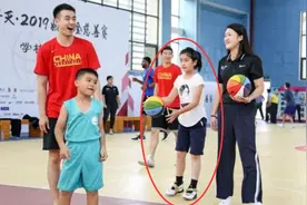 姚明女儿打篮球水平如何？跑空位精确打板，中国女篮有希望了！视频封面