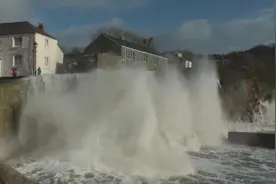 住在海边也是一种难题，海浪猛烈拍打在岸边，有种危机感视频封面