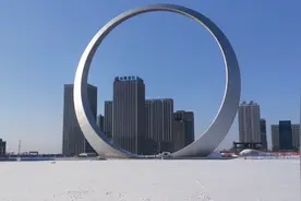 据说它造价过亿元，被网评为"世界上最丑、最没有利用价值建筑。