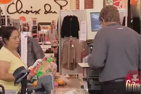 国外爆笑街头恶搞：收银员戴假肢如此服务，顾客敢怒不敢言视频封面