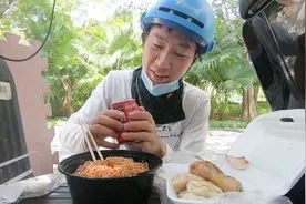 顾客送了一罐旺仔牛奶，外卖小哥高兴坏了，长这么大还没喝过视频封面