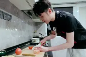 张云雷亲自示范云雷泡面制作过程