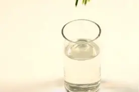 花放在瓶子里总会倒，这里有三个固定瓶口的小妙招