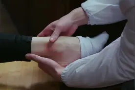 女孩脚崴了，男孩为她治疗，还骑车送她回家，妹子害羞手乱放视频封面