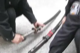 轿车携带龙泉宝剑等工艺品刀具，因开刃涉嫌违法视频封面