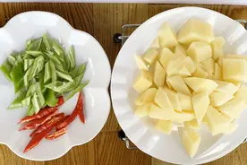 土豆还可以这样制作，不加一点水，大厨教你做家常土豆块视频封面