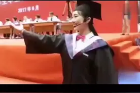 毕业典礼上毕业生改编的一首成都