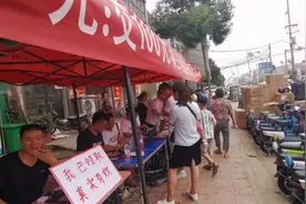 农村小伙听说充话费送电车，到活动现场一看，小伙连说套路太深