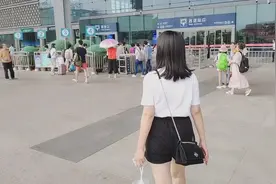 北漂小妹踏上回京之路，小伙全程护送，临走却拍到她可爱的一幕视频封面