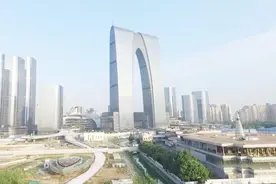 苏州地标“大裤衩”，被誉为世界第一门，网友：好性感的大楼视频封面