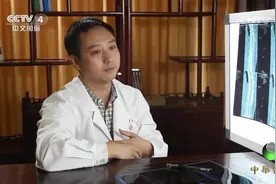 男子背沉重的背包竟导致胸椎受伤，胸椎受伤与心脏有关吗？来看看视频封面