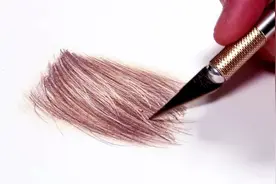 怎样用彩铅把头发画的真实有层次感？教大家一个秘籍！用刀刮！