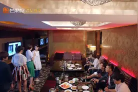 男子婚前拉朋友去开单身派对，不料请来的美女正是未婚妻，甜蜜视频封面