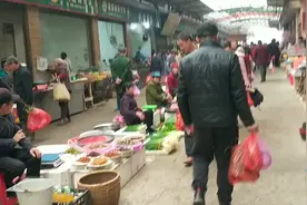 带奶奶到户籍科录指纹，2011年办理的二代身份证都要录指纹。视频封面