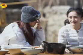 赵丽颖谢娜何炅，这三人只是活宝，现场表情包超搞笑！视频封面