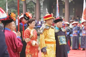 清朝皇室现状如何？乾隆7世孙爱新觉罗恒绍，身穿龙袍祭祖引争议视频封面