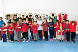 五四青年节 萨仁高娃老师带领多民族青年慰问帮扶孤儿和贫困儿童视频封面