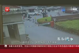 小区门口男子晕倒，众人紧急施救