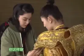 范冰冰帮谢娜穿衣服，调皮的娜娜抱住冰冰戏弄不停，太逗了！视频封面