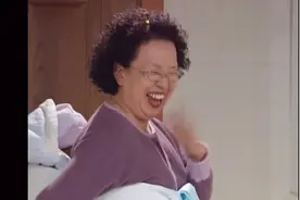 搞笑一家人：儿媳妇便秘堵了马桶 婆婆花式炫耀【笑哭的一集】视频封面