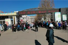 中午放学的校门口，孩子们兴高彩烈的出校园视频封面