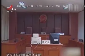 两本房产证竟是同一个产权证号，遭女子质疑房管局纯在猫腻