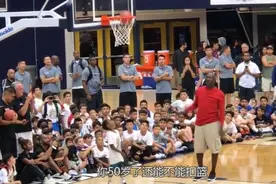 路人质疑50岁乔丹扣不了篮，乔拿起篮球笑而不语：看好了年轻人视频封面