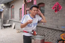 小伙羡慕别人吃雪糕，没想自己买了却不小心掉垃圾桶，结局太逗了视频封面