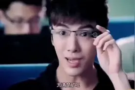学生带着高科技眼镜偷看老师，被发现后老师的做法亮了视频封面