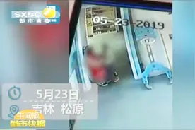 吉林一幼儿园发生虐童事件，保育员多次掌掴2岁女童，家长气炸了视频封面
