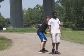 男子街头恶搞路人，剪人家头发，好搞笑视频封面