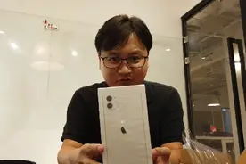 iPhone11已经拿到手，现场开箱体验，到底哪个颜色更好看？视频封面