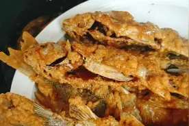 2分钟教你油炸小鲫鱼，焦香酥脆不吐刺，值得收藏起来哦