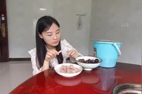 姐姐下了夜班直接赶回家，家人早就准备好了美食，吃完就睡觉视频封面