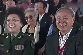张嘉译上台颁奖，走路姿势不要太帅！台下众明星都笑了！视频封面